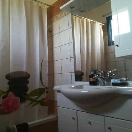 Eleftheria 카라보밀로스