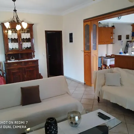 Eleftheria 카라보밀로스